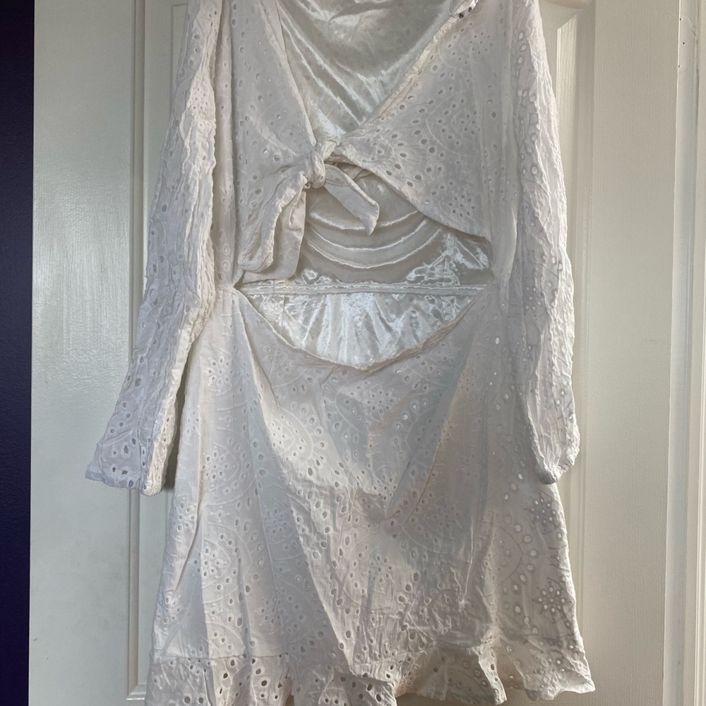 Long sleeve lace dress with open cut out